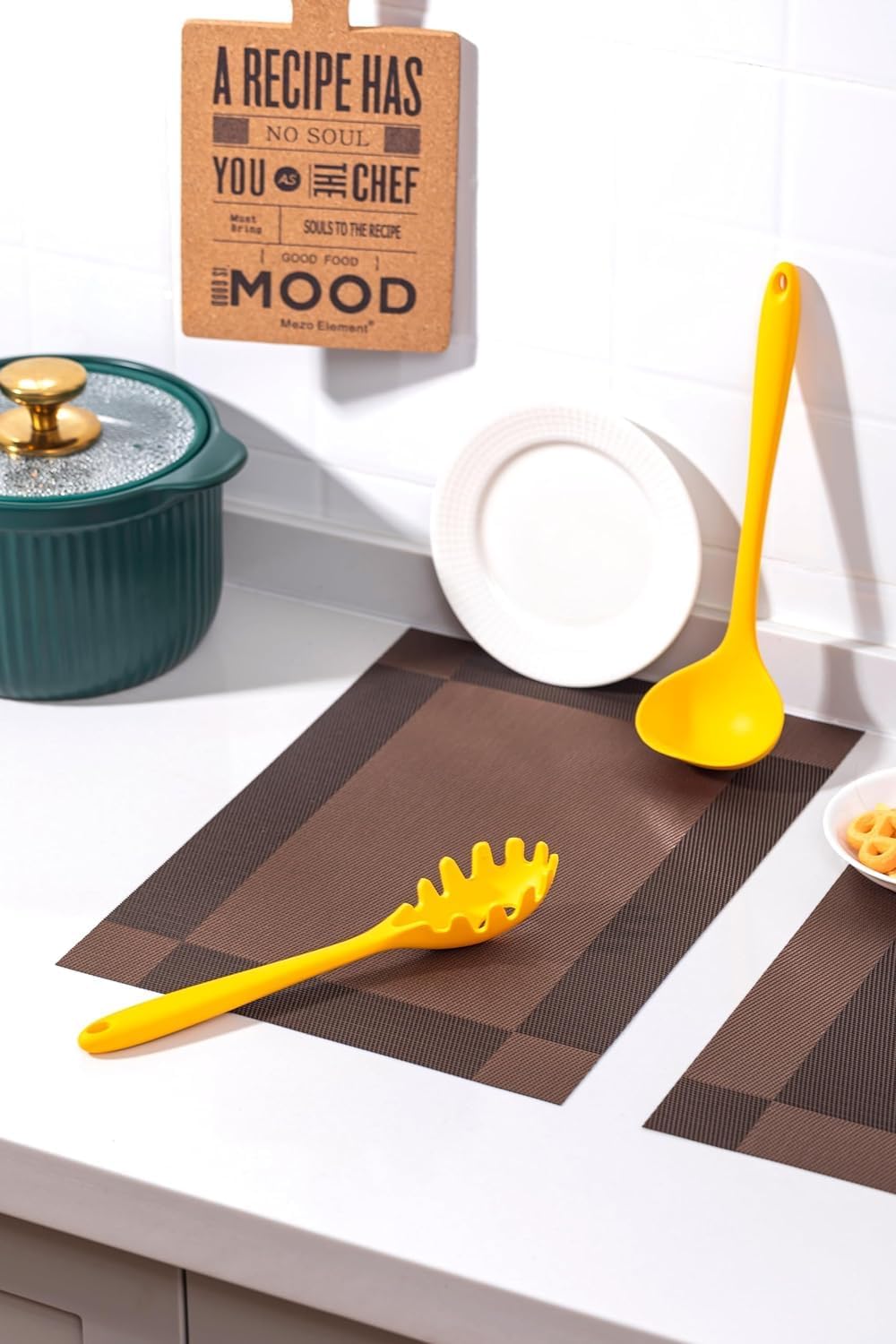 LEXMORE PlaceMats Set of 12 Vinyl/Plastic Woven Place Mats for Kitchen Table Indoor/Outdoor Washable PlaceMat Wipeable Dining Table Mats(Brown Cube)