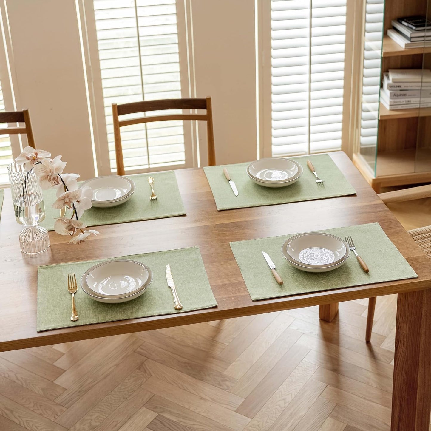 Demetex Cloth Green Placemats Set of 8 Heat Resistant Table Plate Mat Washable Linen Placemat for Kitchen Dining Tables, 13x19 inch, Grass Green