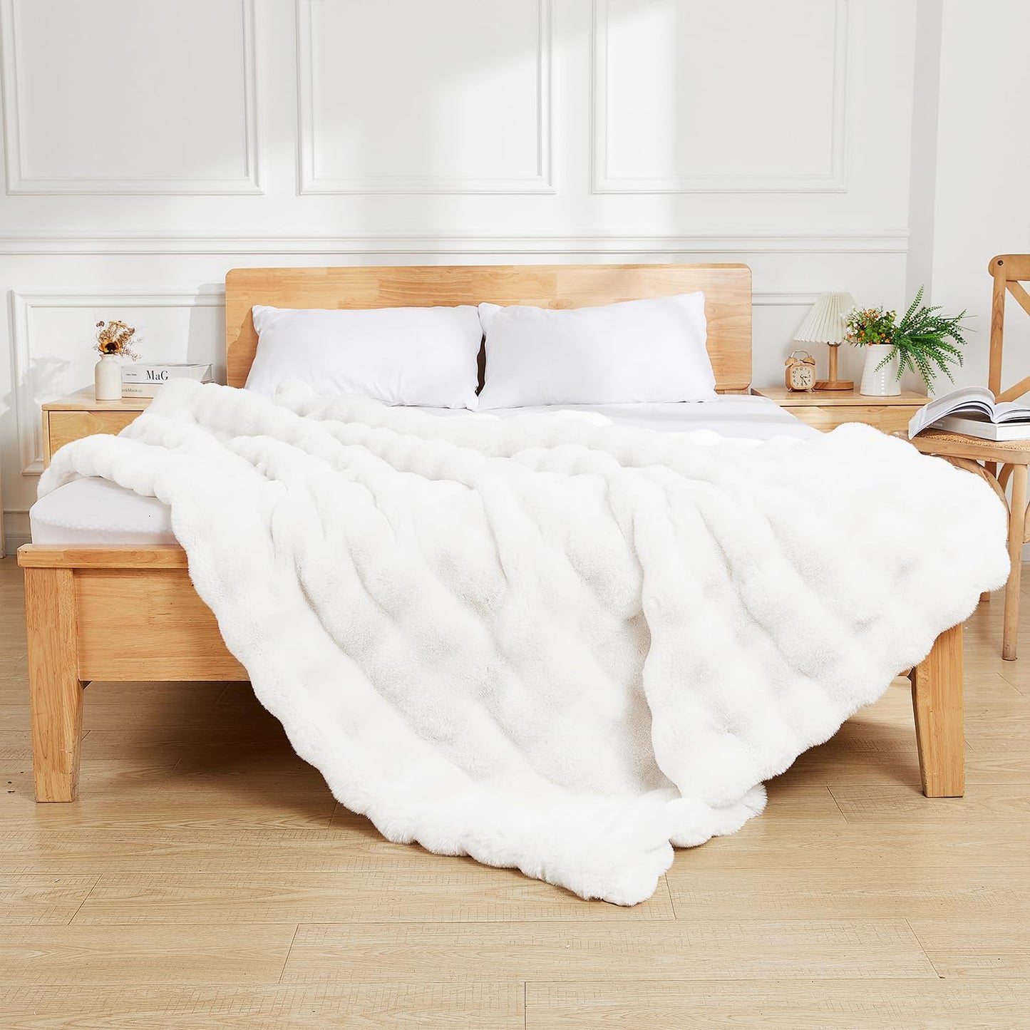 Latepis Faux Fur White Blanket Cozy Thick Bubble Throw for Couch Sofa Bedroom Furry Soft Warm Luxury Twin Blanket for Bed 60x80 Inch, 860gsm