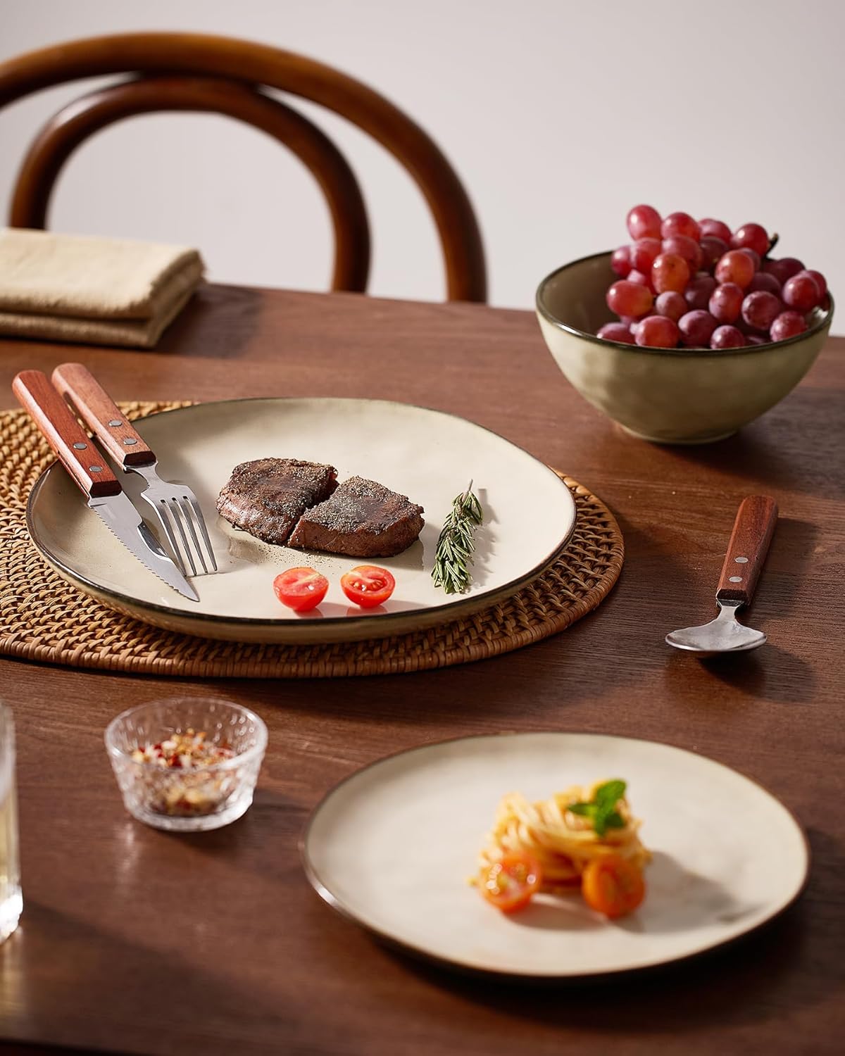 Famiware Dinnerware Sets for 6, Ocean Round 18-Piece Kitchen Plates and Bowls Sets, Microwave and Dishwasher Safe, Scratch Resistant, Light khaki