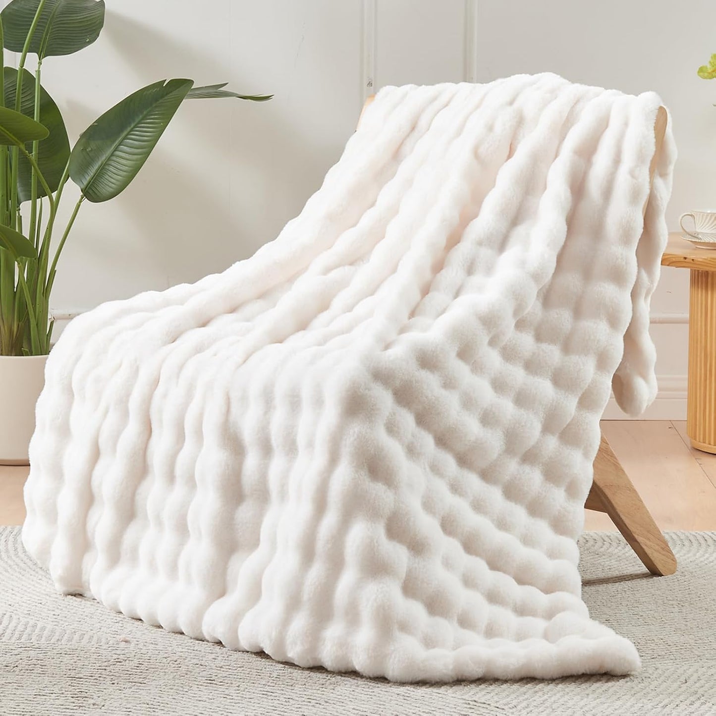 NEWCOSPLAY Faux Fur Throw Blanket Ivory Bubble Blanket Thick Warm Soft for Couch Sofa Bed 550GSM (Ivory, Throw(50"x60"))