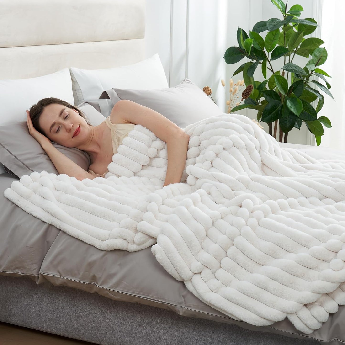 Amélie Home Faux Fur Throw Blanket for Couch, Cozy Fuzzy Fluffy Fur Luxurious Soft Striped Plush Gift Blankets for Family Sofa Chair Bed Living Room Bedroom, 60"x80", Ivory