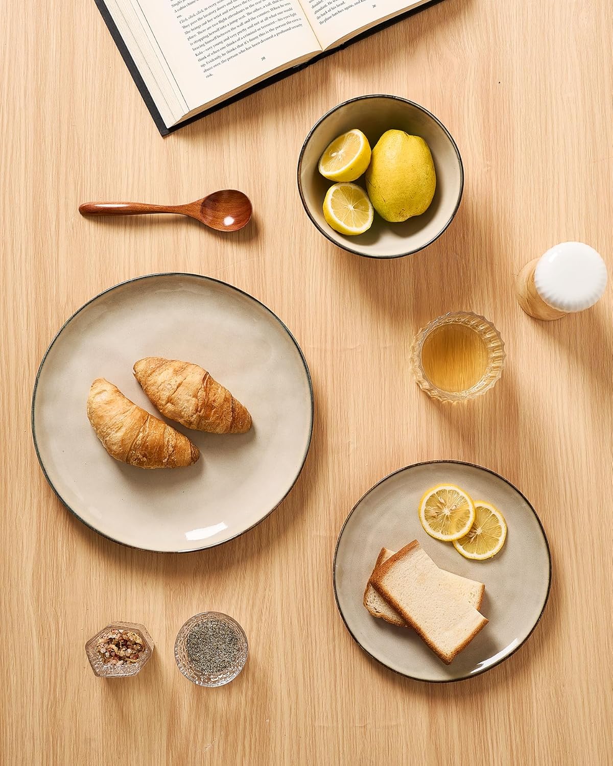 Famiware Dinnerware Sets for 4, Ocean Round 12-Piece Kitchen Plates and Bowls Sets, Microwave and Dishwasher Safe, Scratch Resistant, Light khaki