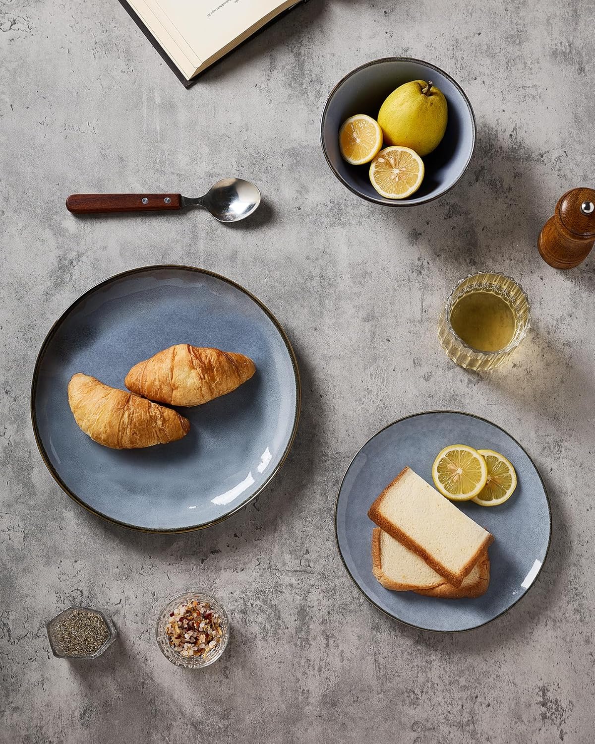 Famiware Dinnerware Sets for 4, Ocean Round 12-Piece Kitchen Plates and Bowls Sets, Reactive Glaze, Microwave and Dishwasher Safe, Scratch Resistant, Blue