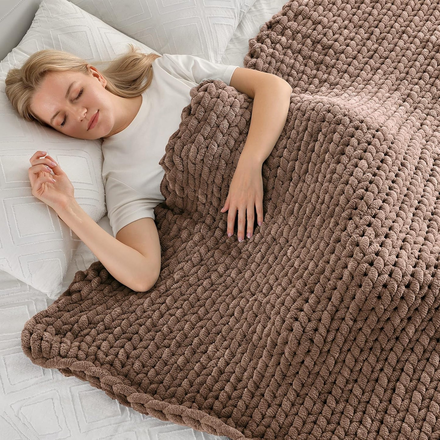 Maetoow Tighter Version Chenille Chunky Knit Blanket Throw （50×60 Inch）, Handmade Warm & Cozy Blanket Couch, Bed, Home Decor, Soft Fleece Banket, Boho Thick Blankets and Giant Yarn Throws，Brown