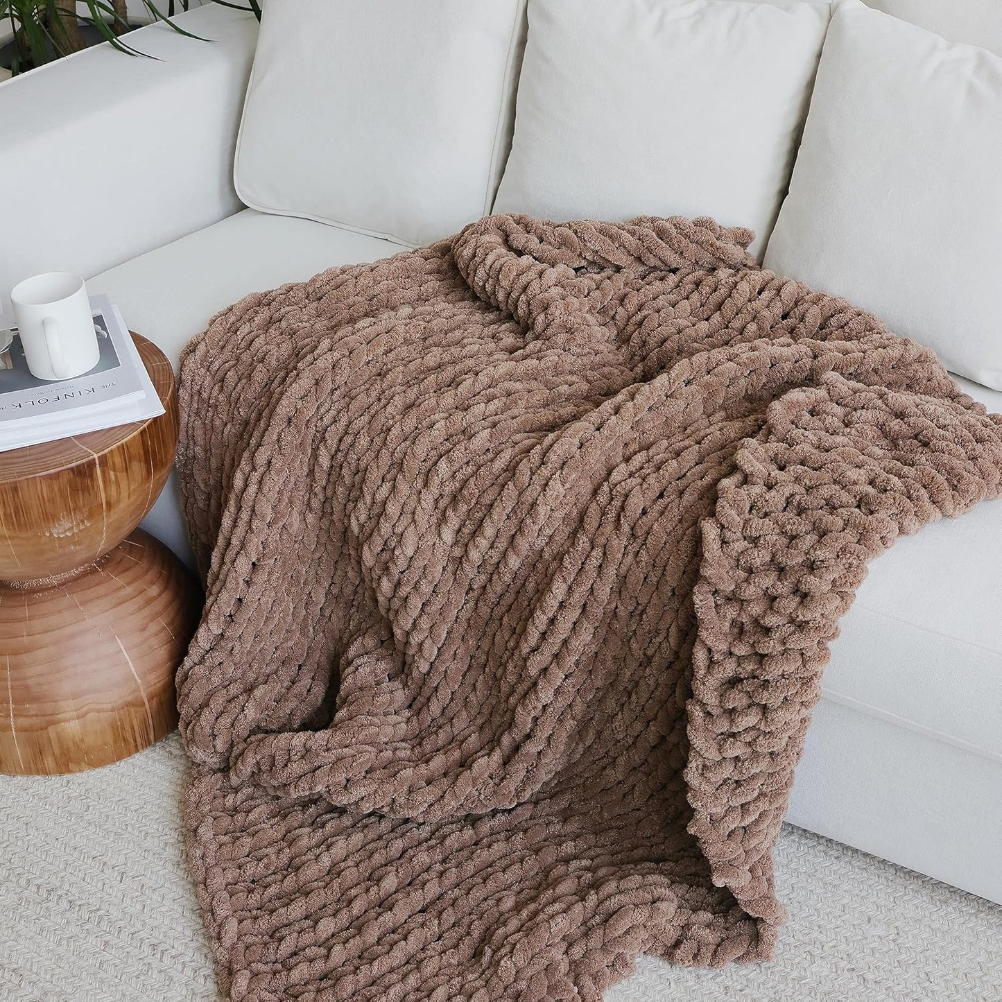 Maetoow Tighter Version Chenille Chunky Knit Blanket Throw （60×80 Inch）, Handmade Warm & Cozy Blanket Couch, Bed, Home Decor, Soft Fleece Banket, Boho Thick Blankets and Giant Yarn Throws，Brown