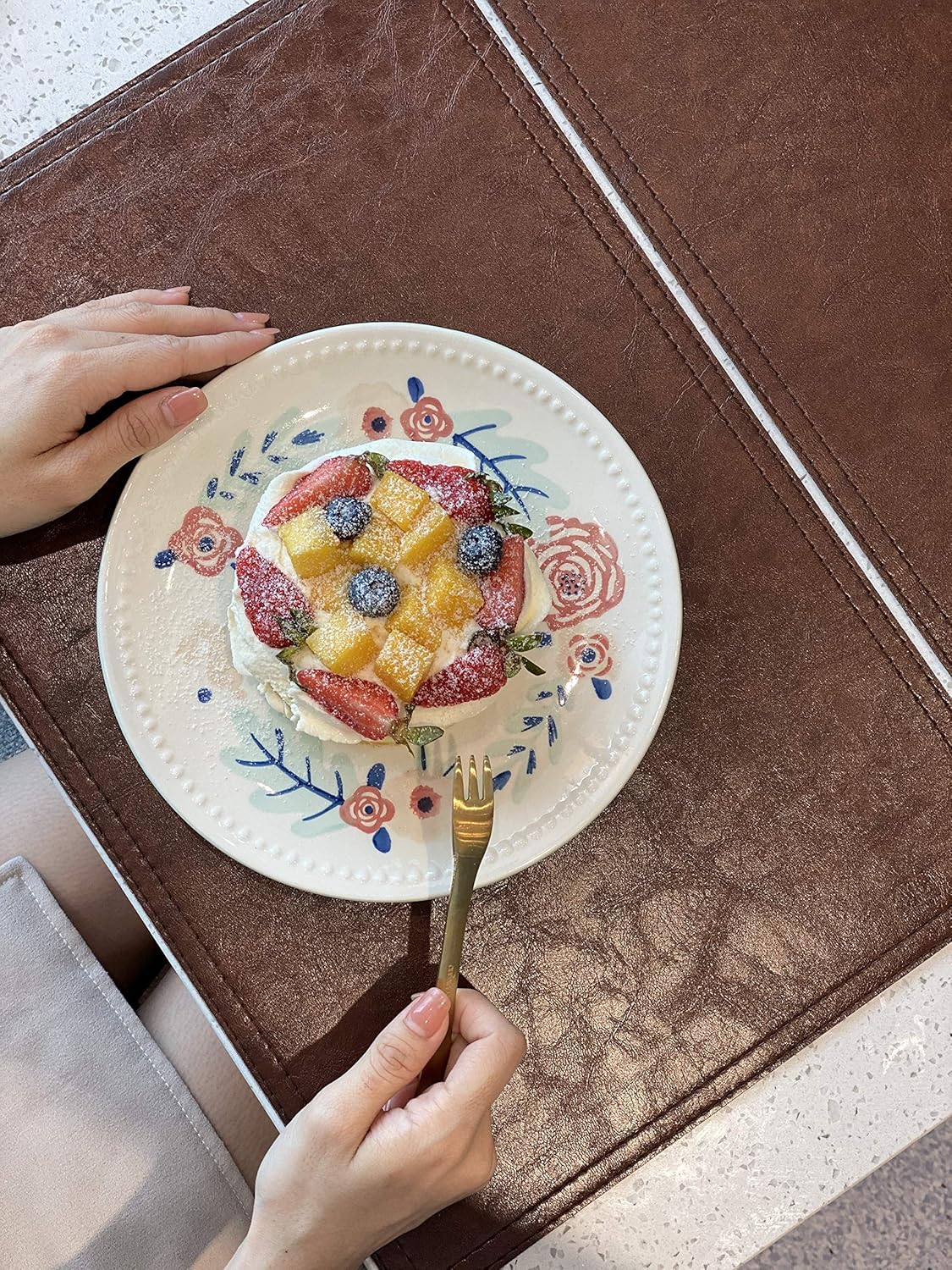 Waterproof PU Placemats, Faux Leather Dining Table Mat, Set of 6, Easy to Wipe Off Scrub Vinyl Mat, Heat & Stain Resistant for Office Conference Table, Home Decor